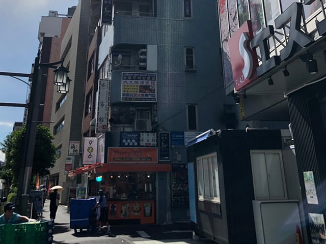 【都度払い】東京・新宿のヒゲ・男性脱毛ならメンズ脱毛フィーゴ新宿店　店舗情報　アクセス　4.５０mほど歩くと、大きな免税店があります。