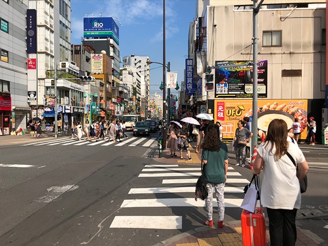 【都度払い】東京・新宿のヒゲ・男性脱毛ならメンズ脱毛フィーゴ新宿店　店舗情報　アクセス　3.高架橋の下を進み、一つ目の信号の交差点を右に曲がります。