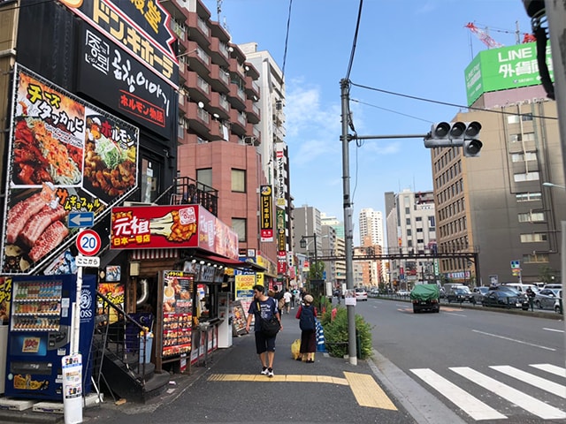 【都度払い】東京・新宿のヒゲ・男性脱毛ならメンズ脱毛フィーゴ新宿店　店舗情報　アクセス　5.200mほど進むと左手にドン・キホーテが見えてくるので、そのまま直進します。