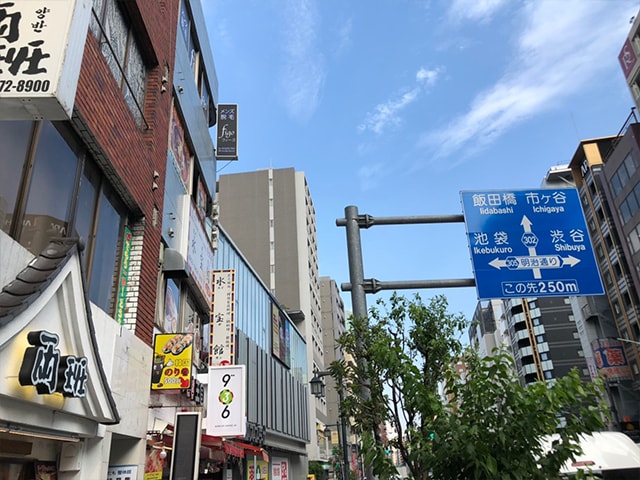 【都度払い】東京・新宿のヒゲ・男性脱毛ならメンズ脱毛フィーゴ新宿店　店舗情報　アクセス　6.さらに100mほど進むと、左手に大きな免税店が見えてきます。
