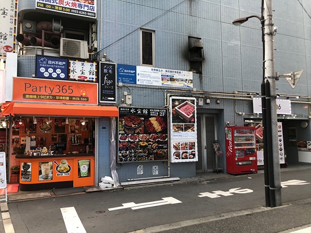 【都度払い】東京・新宿のヒゲ・男性脱毛ならメンズ脱毛フィーゴ新宿店　店舗情報　アクセス　7.免税店の手前の小道の角にあるビル（ケバブ店が1階にあるビル）の4階がメンズ脱毛フィーゴ新宿店です。