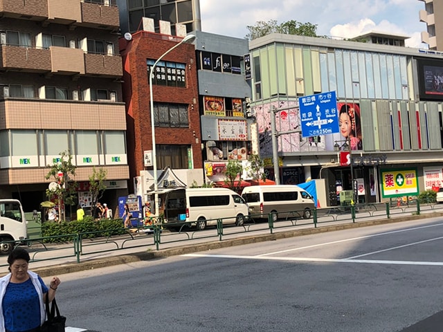 【都度払い】東京・新宿のヒゲ・男性脱毛ならメンズ脱毛フィーゴ新宿店　店舗情報　アクセス　西武新宿駅からの道順　4.３００ｍほど進むと、道路の反対側に大きな免税店が見えてきます。