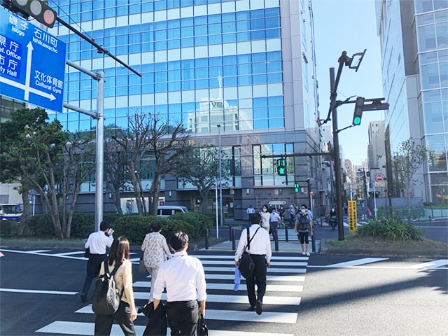 【都度払い】横浜・関内のヒゲ・男性脱毛ならメンズ脱毛フィーゴ横浜関内店　アクセス　関内駅からの道順１　南口改札を出て右にいき、目の前の交差点を渡ります。