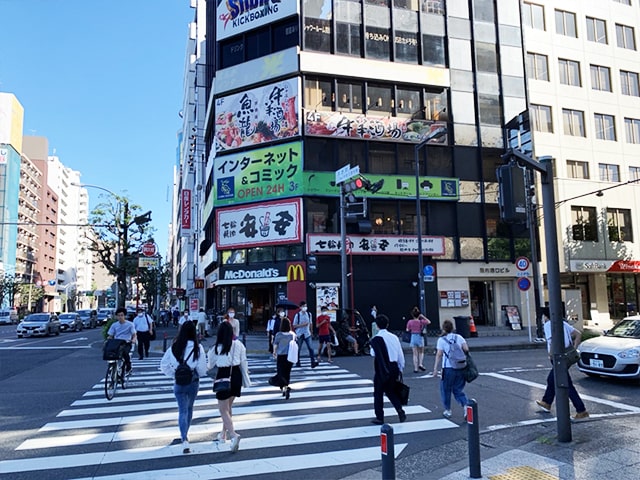 【都度払い】横浜・関内のヒゲ・男性脱毛ならメンズ脱毛フィーゴ横浜関内店　アクセス　関内駅からの道順２　交差点を渡って真っすぐ歩き、マクドナルドの横断歩道を右に渡ります。