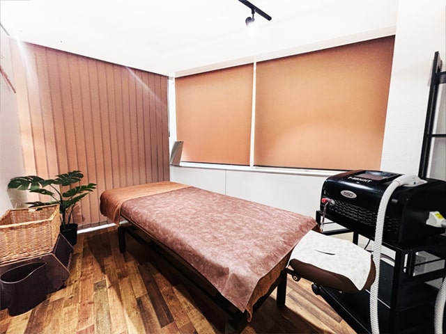【都度払い】東京・新宿のヒゲ・男性脱毛ならメンズ脱毛フィーゴ新宿店　店内イメージ　施術室１